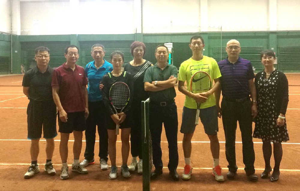 2017年6月5日～6日，前國家隊網(wǎng)球冠軍朱本強、甘肅省網(wǎng)球協(xié)會祁主席親臨我公司考察紅土場地