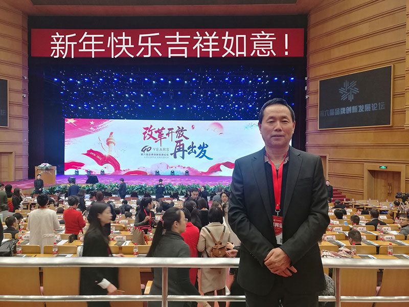 華蒙紅土網(wǎng)球場(chǎng)全體員工恭祝大家新年快樂！