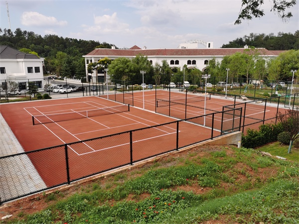 湖北京山市溫泉小鎮(zhèn)紅土網(wǎng)球場(chǎng)竣工案例圖