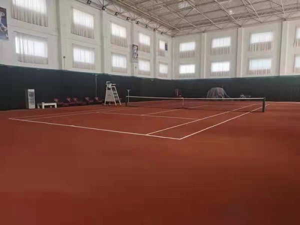 紅土網(wǎng)球場(chǎng)其實(shí)并不是真正的“紅土”，而且還很費(fèi)水